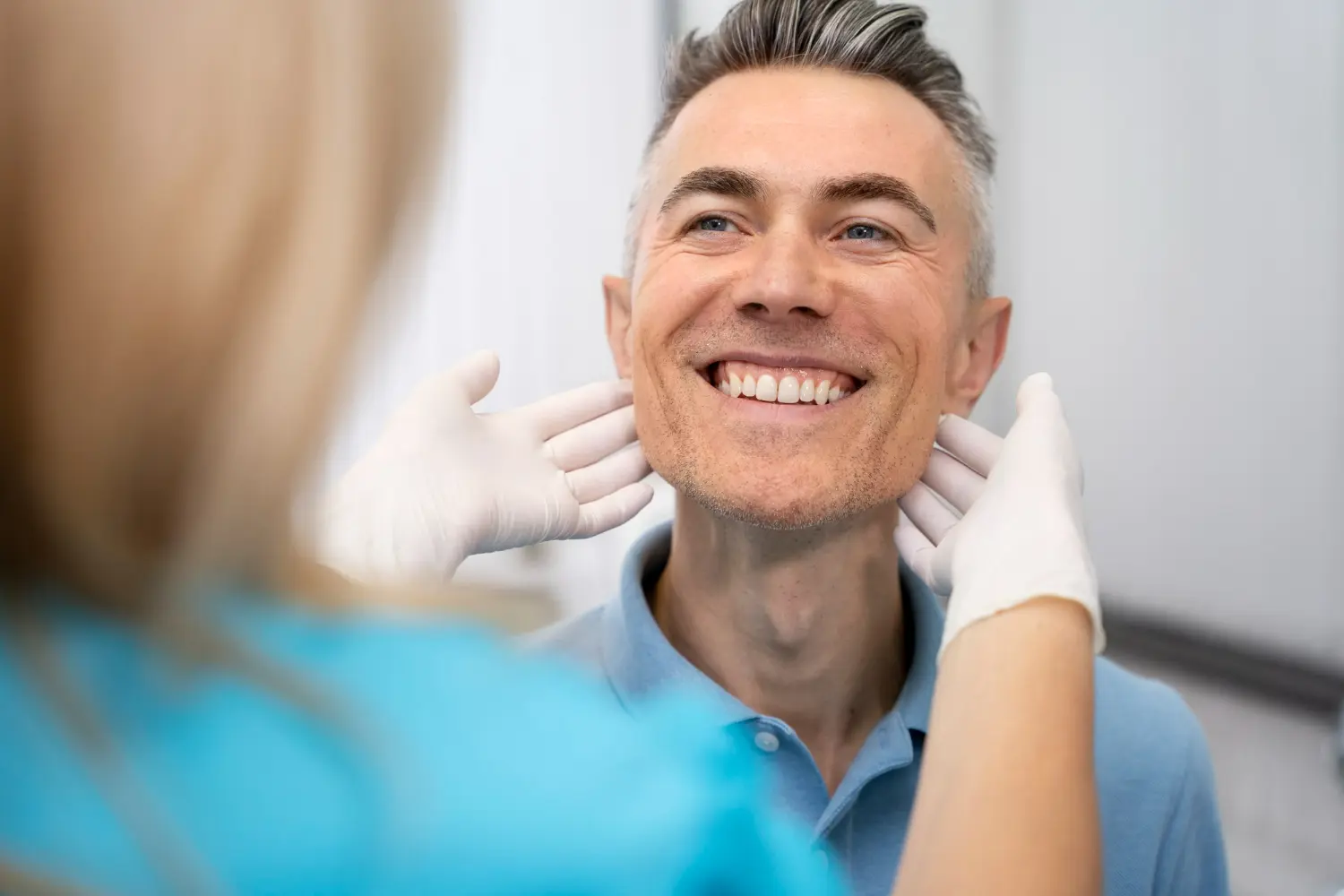 paciente muestra dientes a una dentista