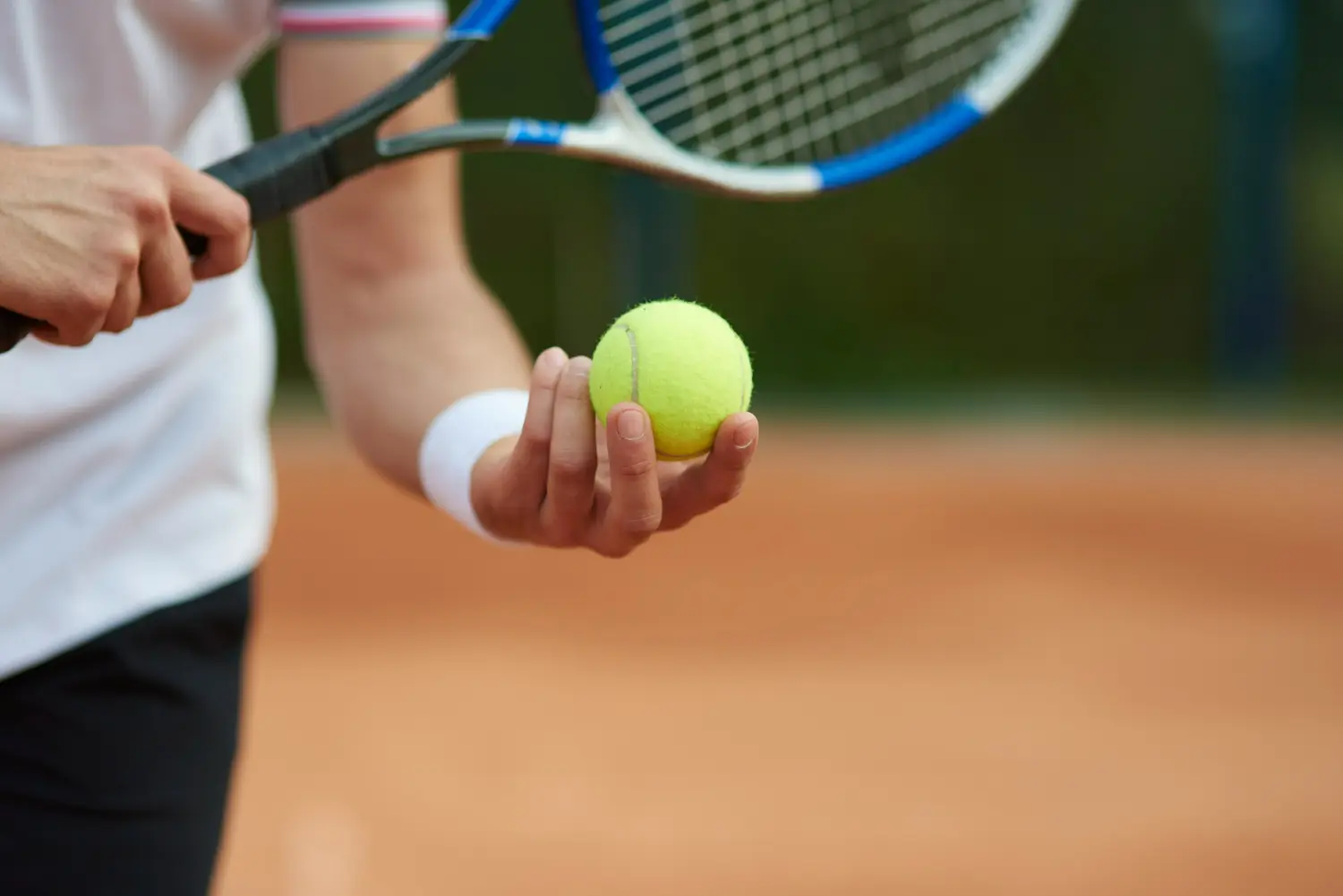 pelota de tenis en mano de servicio