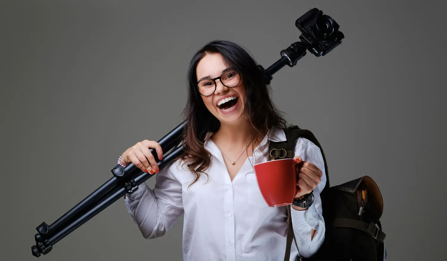 periodista mujer con atrezzo y cafe
