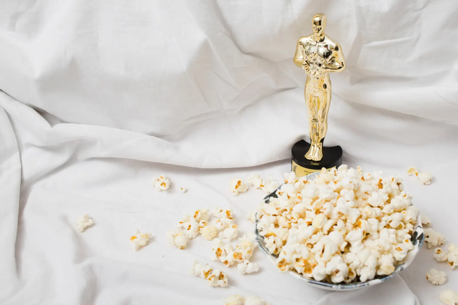 premio oscar con palomitas a lado