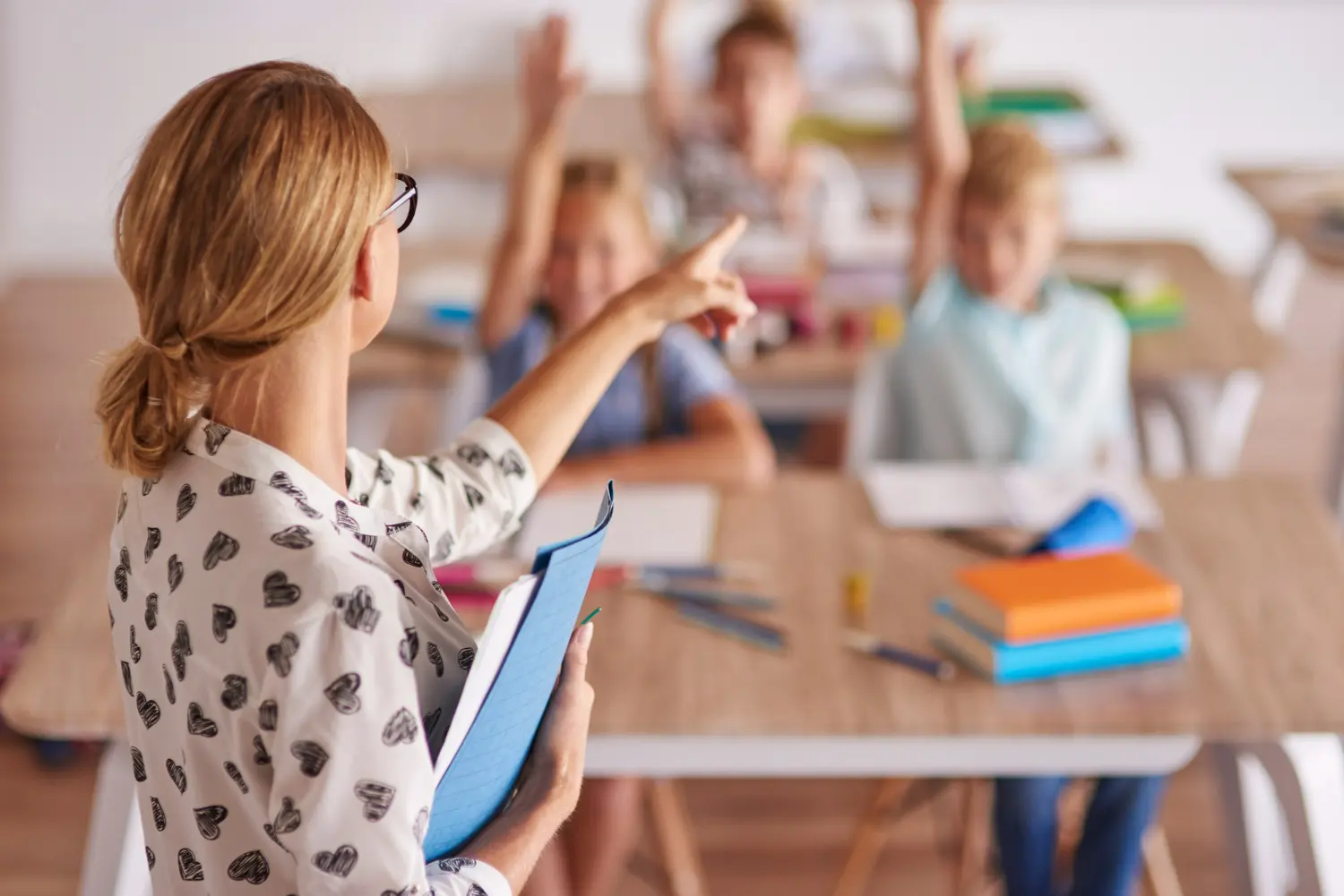 profesora en una aula con estudiantes