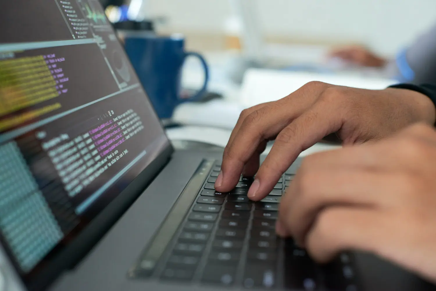 programador trabajando con Hyperion Ambilight Windows