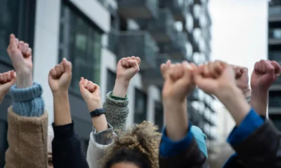 puños levantados de sindacalistas