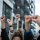 puños levantados de sindacalistas