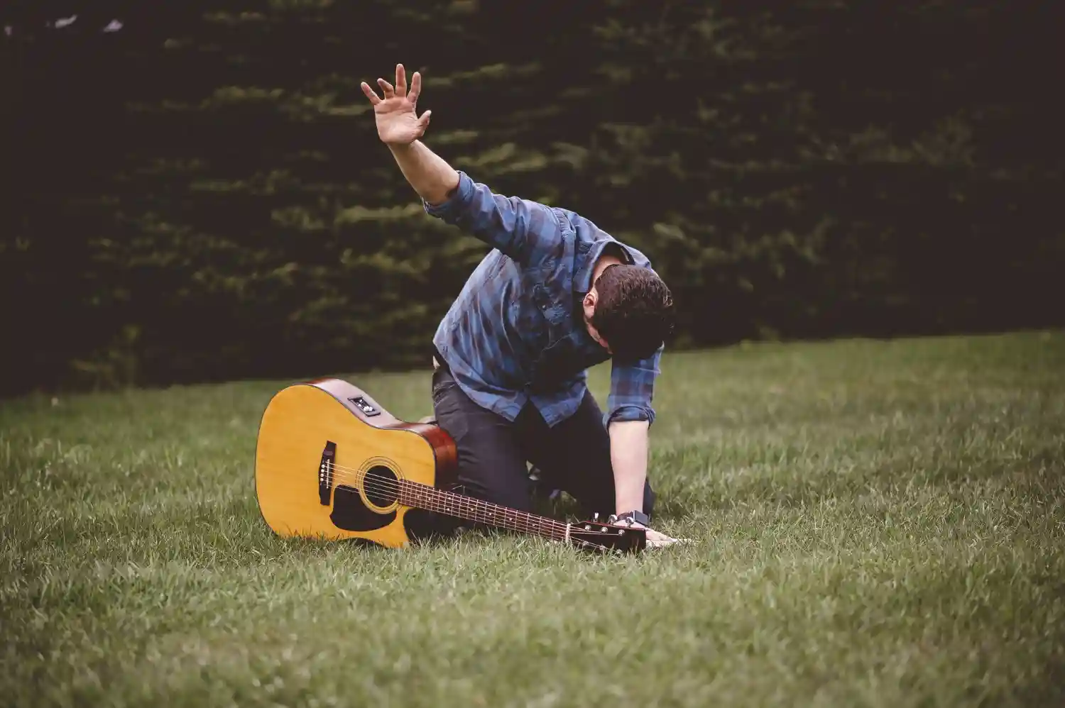 sergio ramos con guitarra en cesped