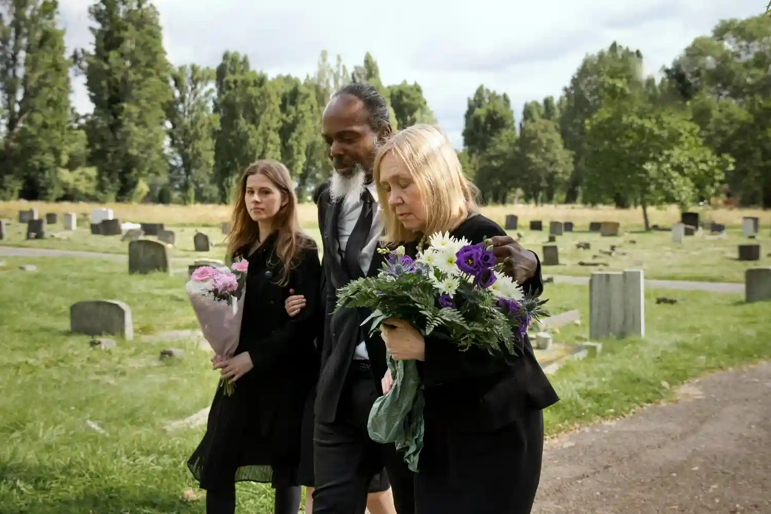tre personas van a un funeral