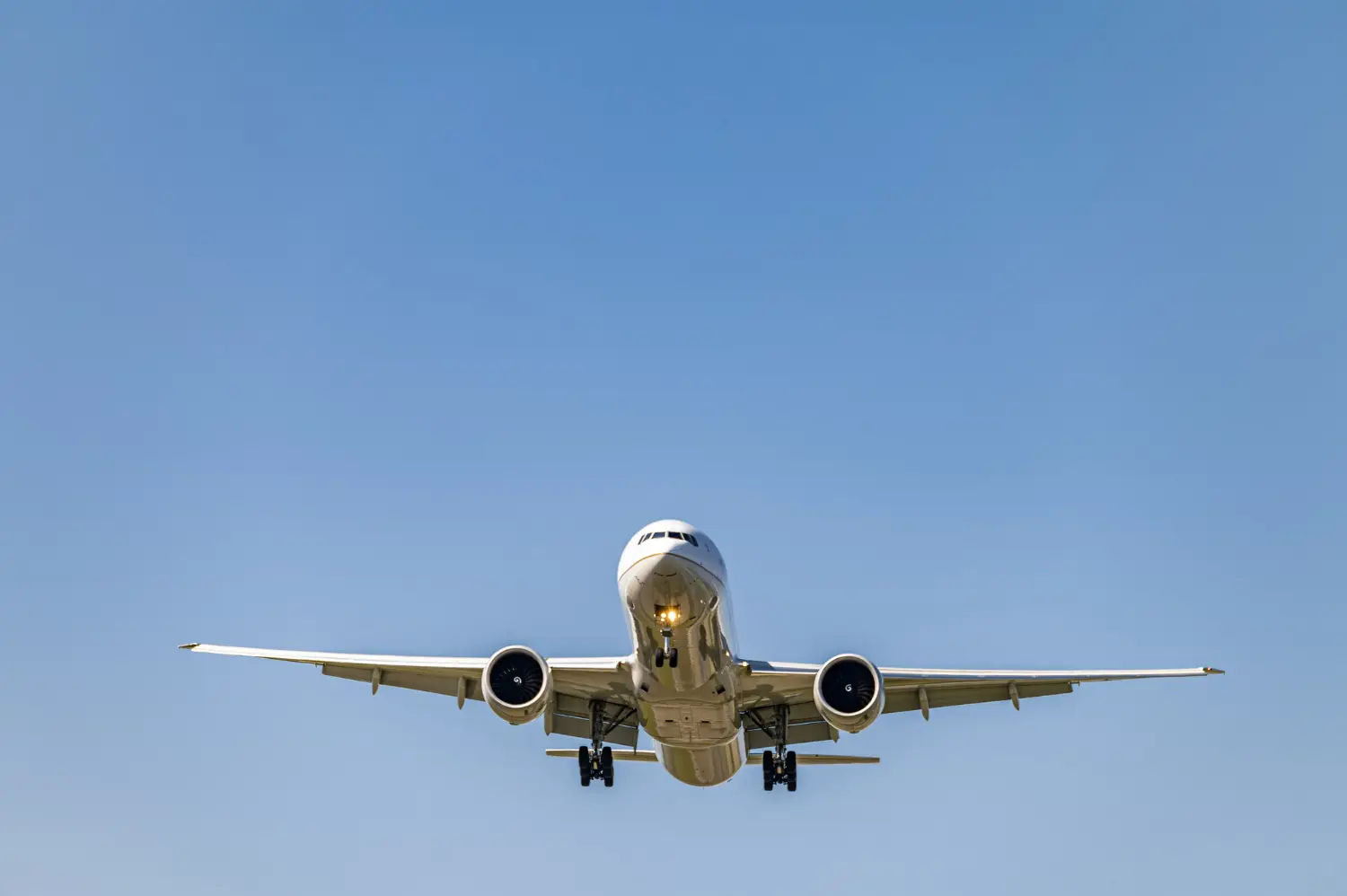 un avion de ryanair despegando en ternerife norte