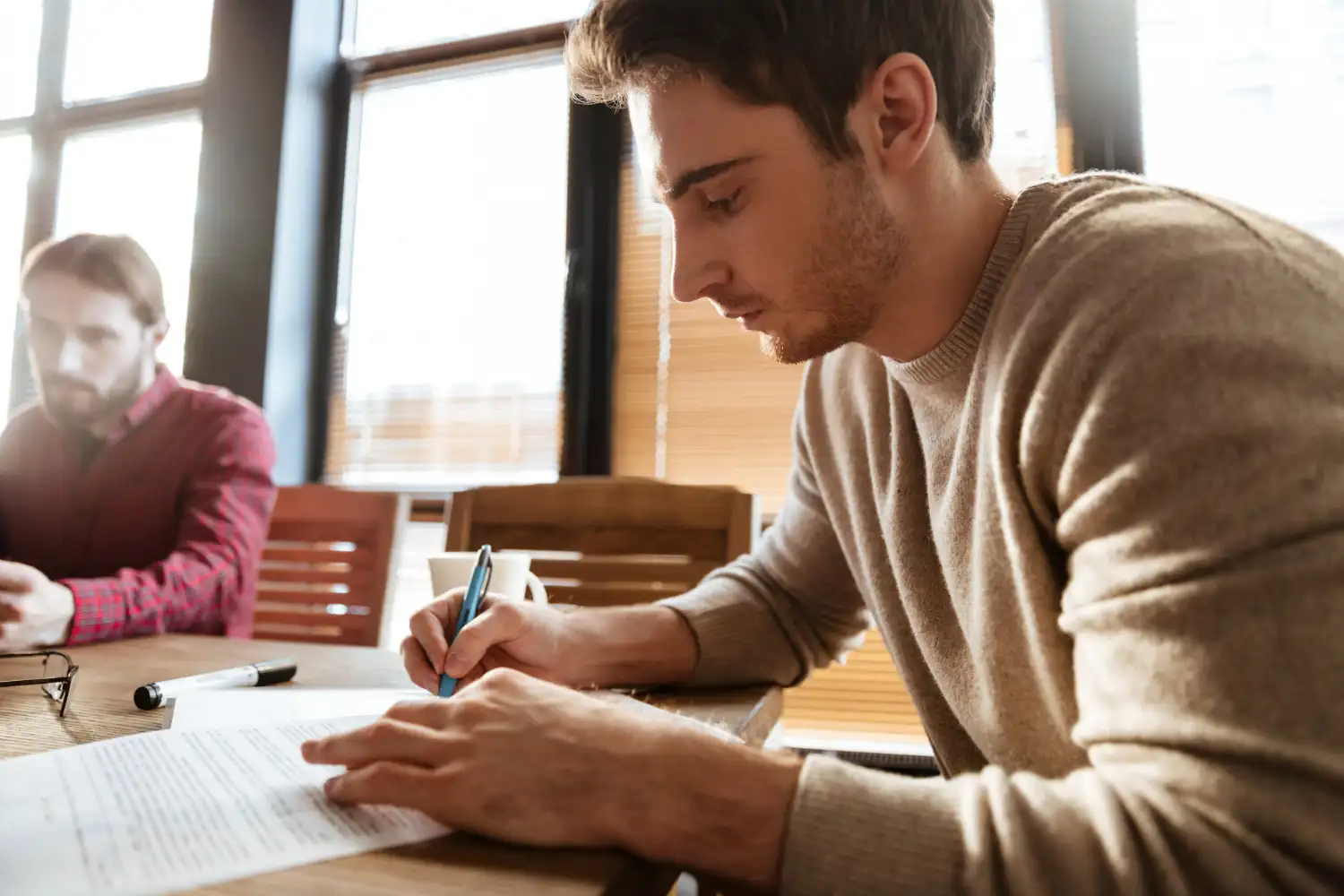 un chaval estudiando su grado medio