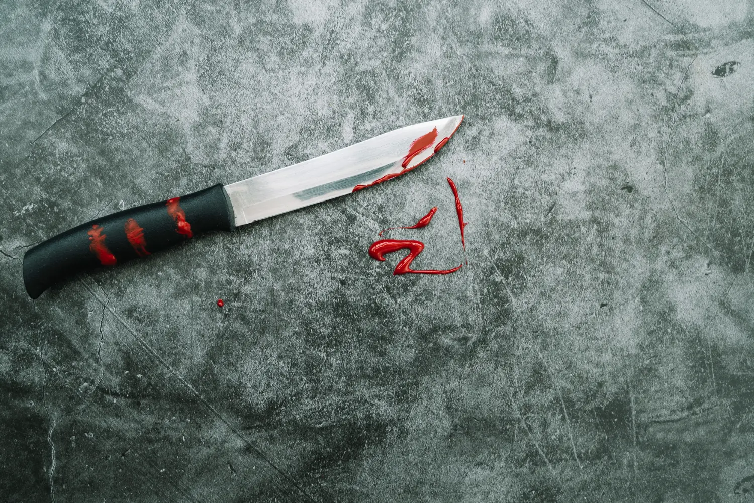 un cuchillo con sangre