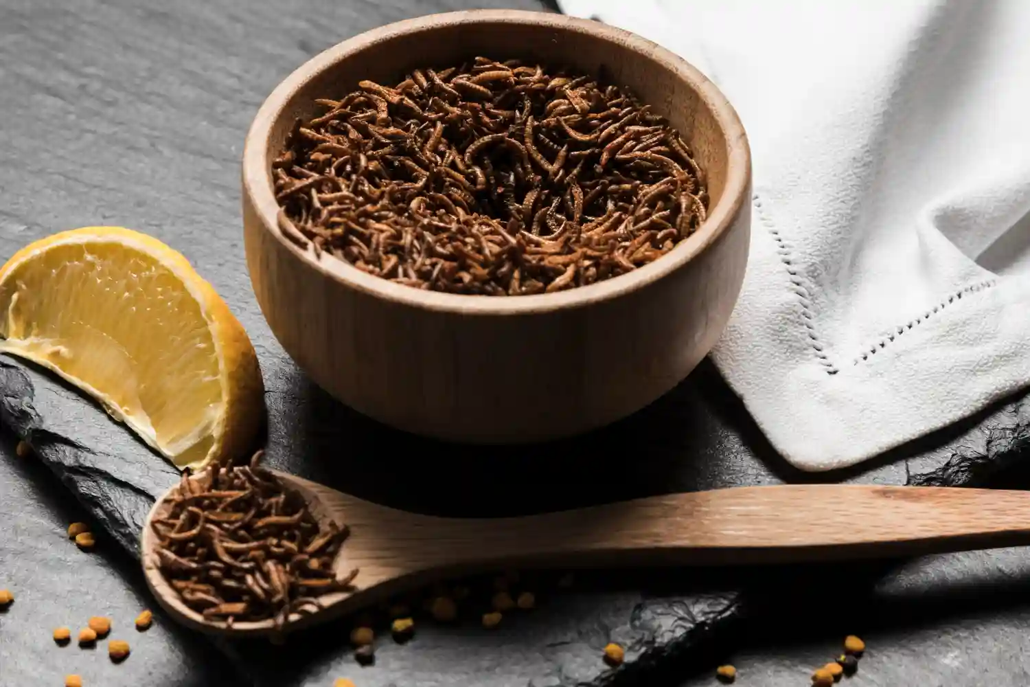 un cuenco de madera con Rooibos