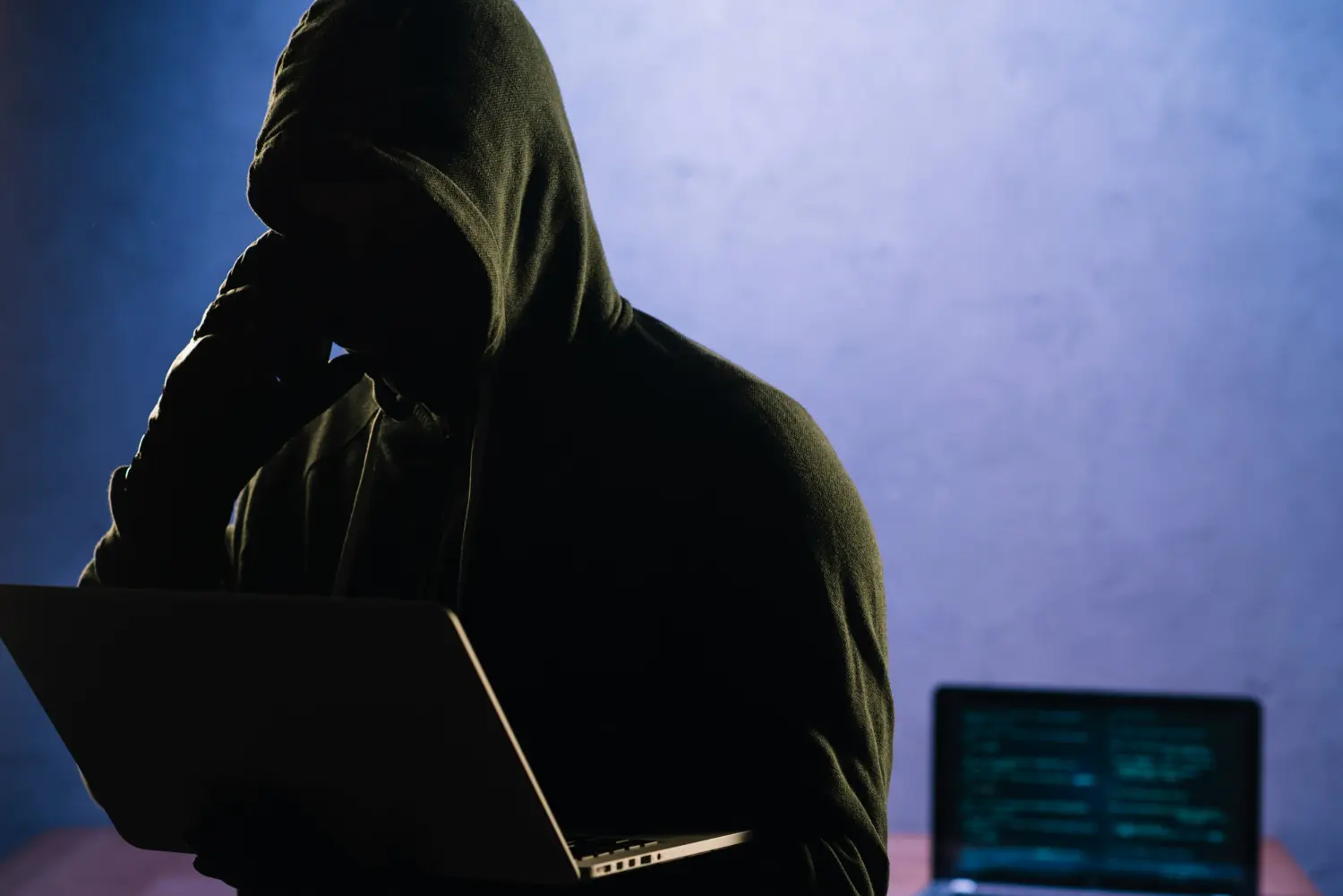 un hacker intentando brechar la cyberseguridad