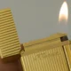un mechero Dupont oro