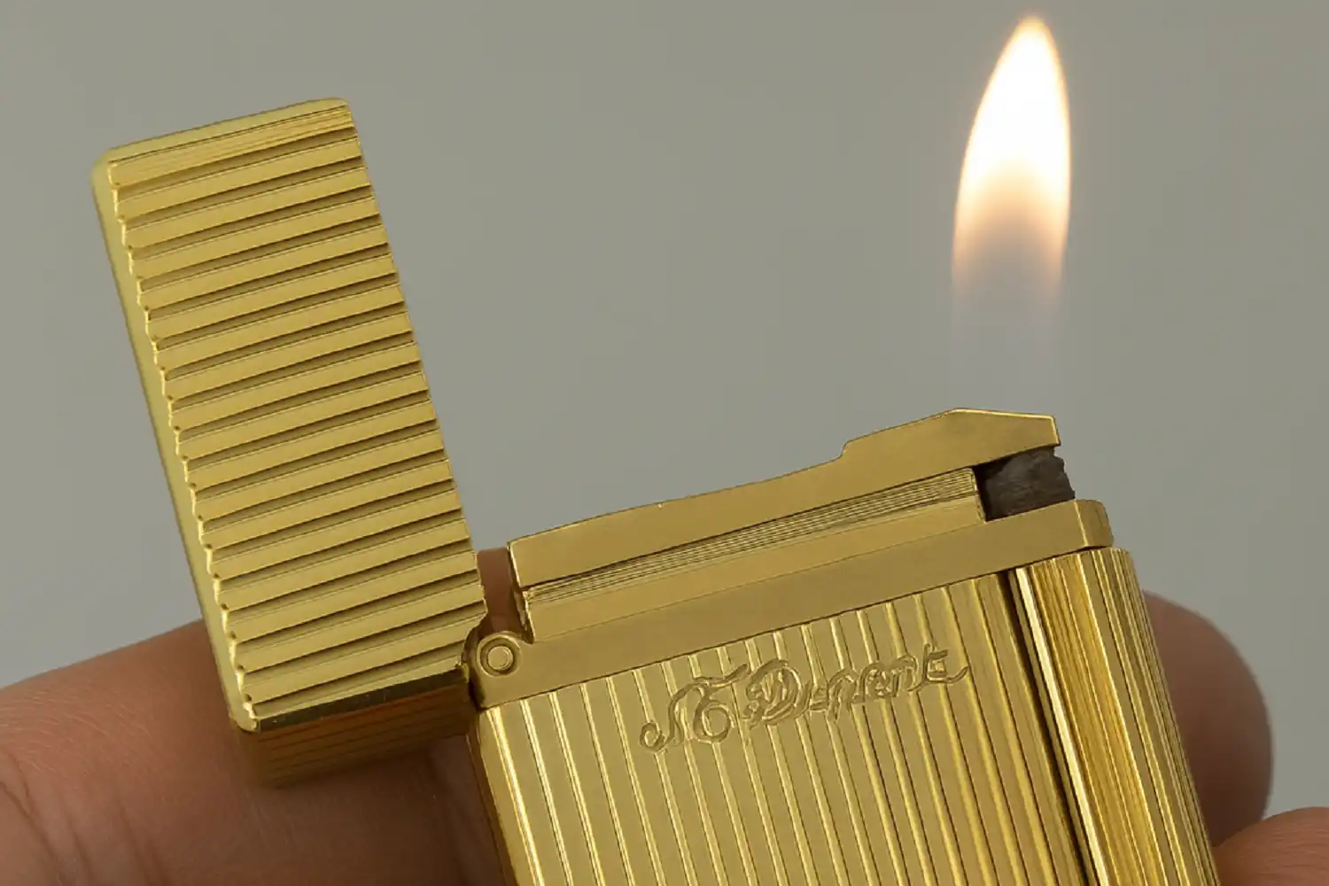un mechero Dupont oro