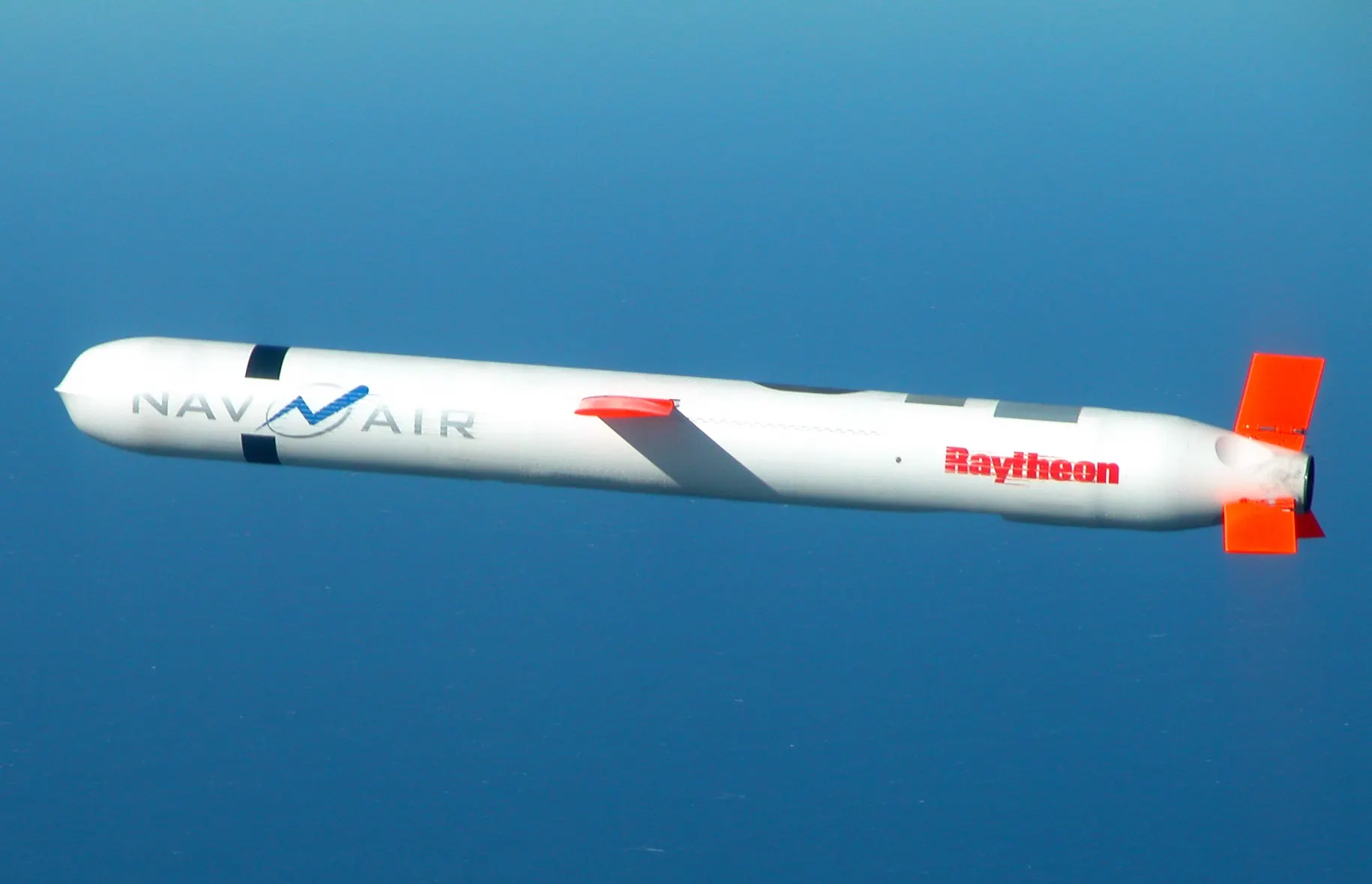 un misil Tomahawk en vuelo