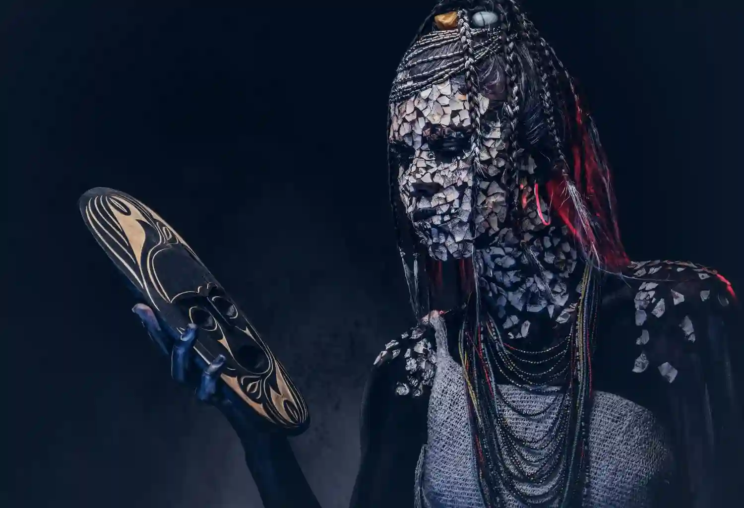un soldado africano con disfraz tradicional