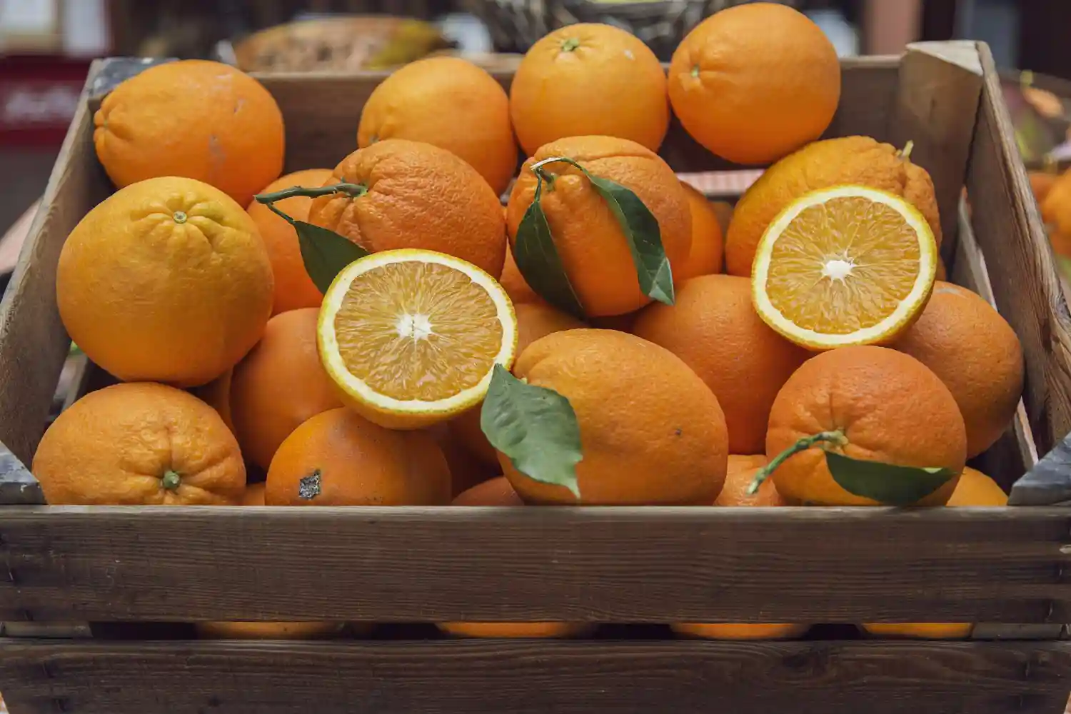 una caja de naranjas