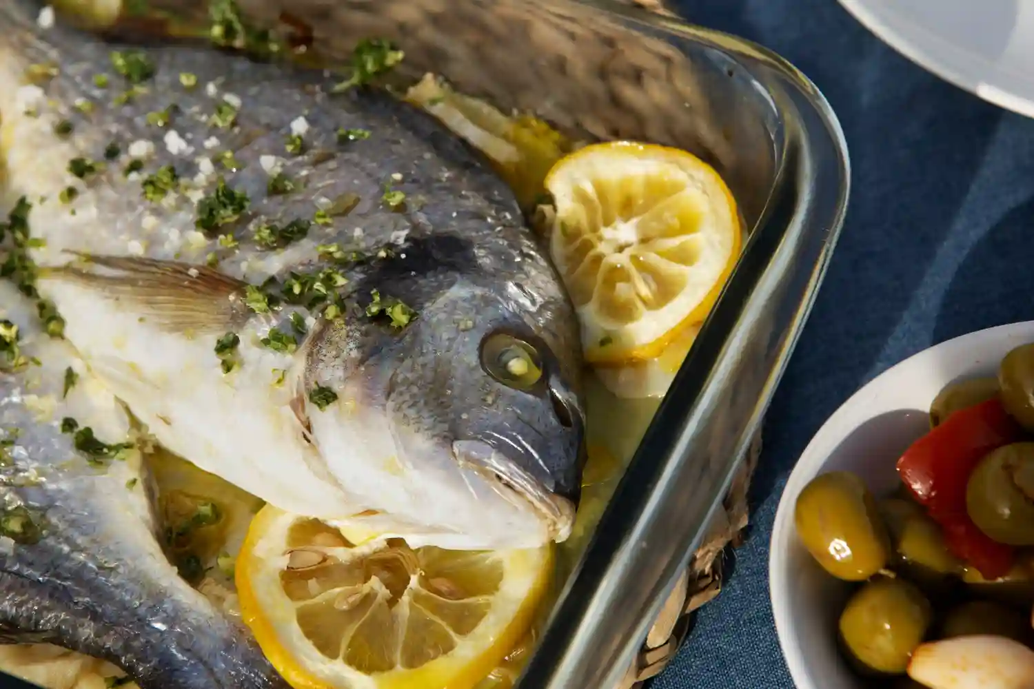 una dorada al horno con patatas y limon