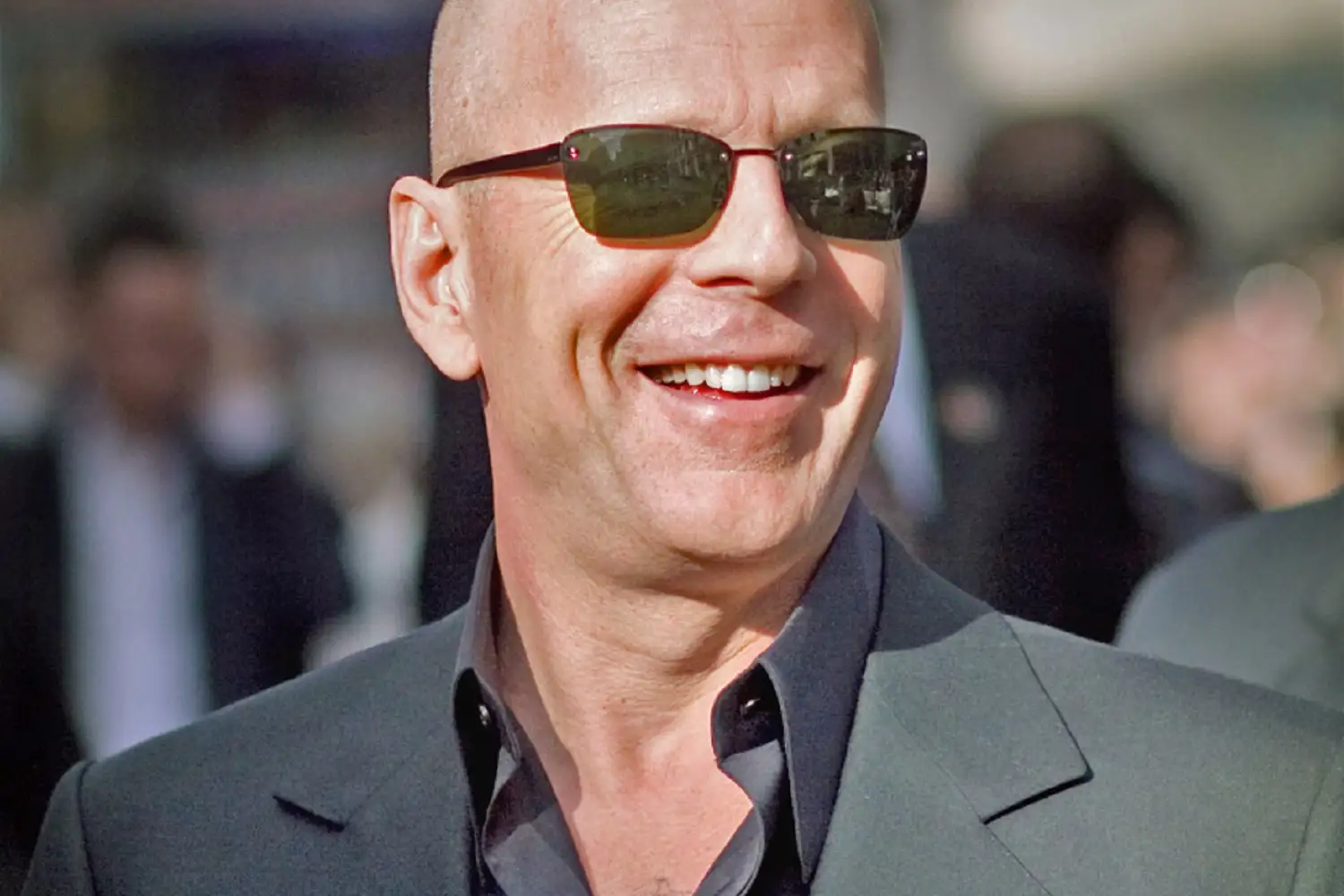 una foto de bruce willis sonriente