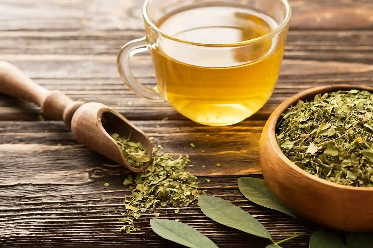 una infusión de tomillo con cuchara y cuenco