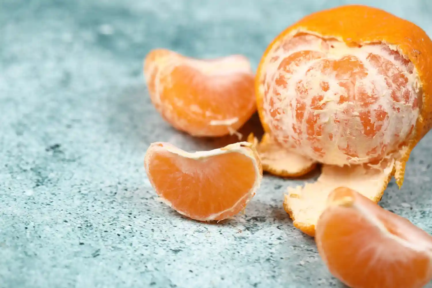 una mandarina abierta