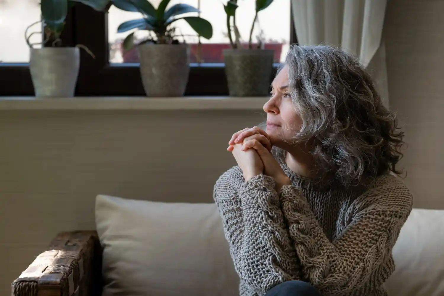 una mujer con Alzheimer sentada