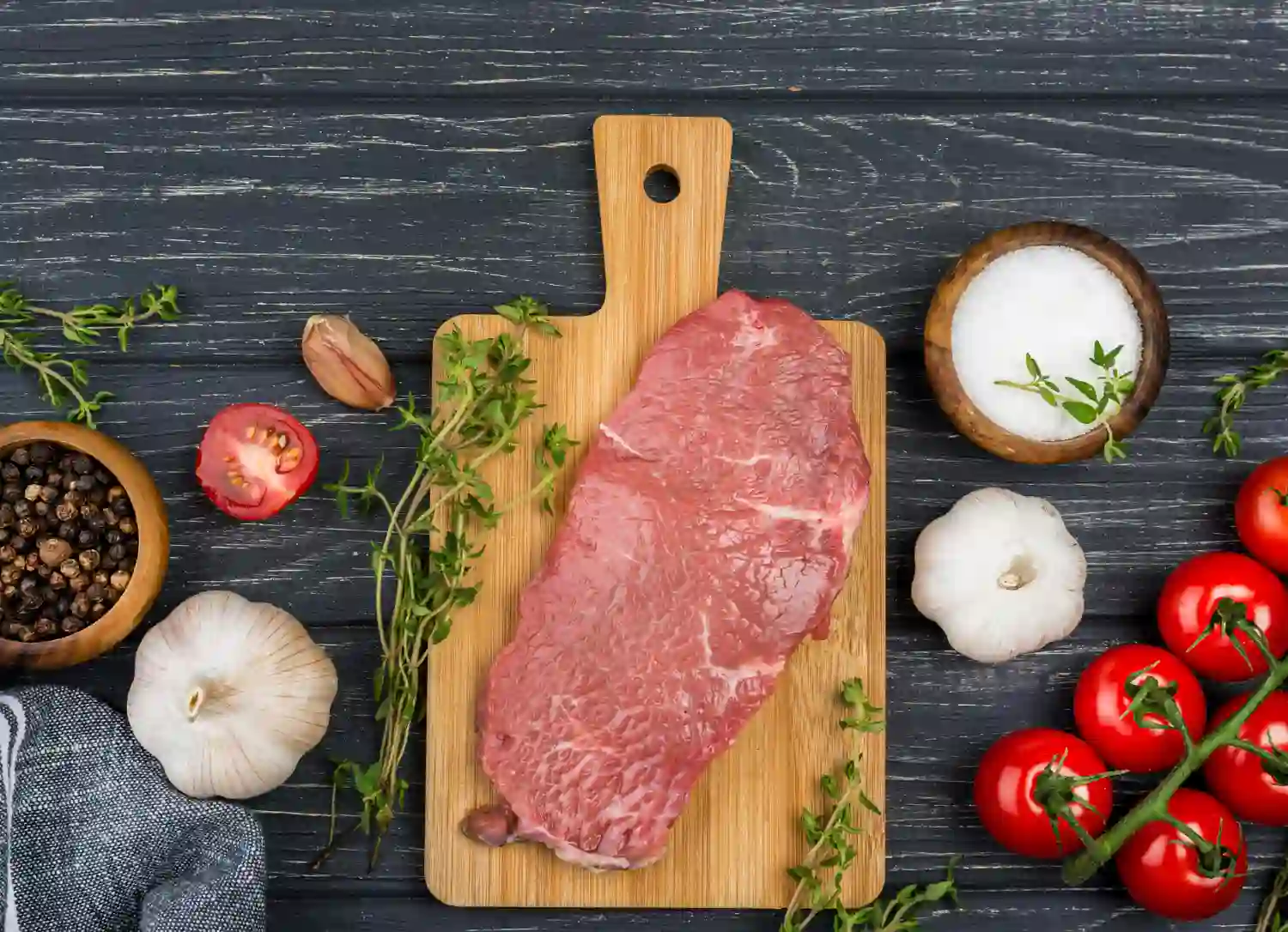 una pieza de carne magra sobre madera