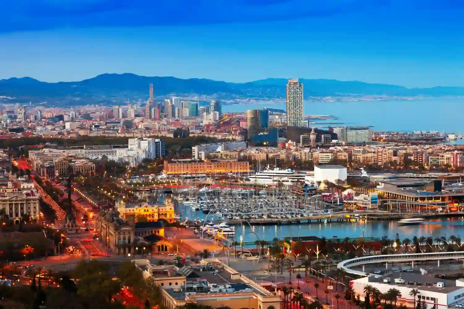 una vista de barcelona y puerto desde montjuic