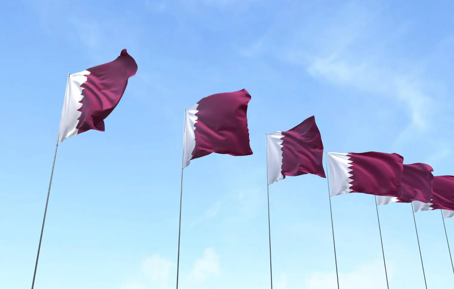 varias banderas de qatar ondeando