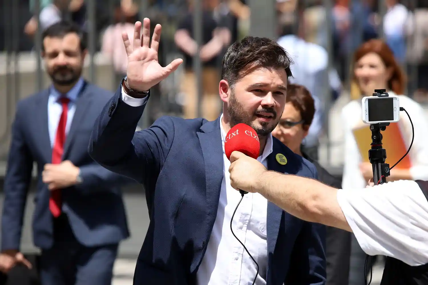 Gabriel Rufián entrevistado en la calle