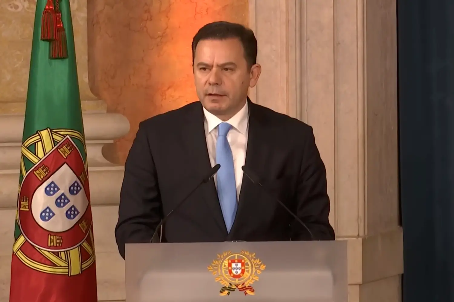 Luís Montenegro con bandera de Portugal