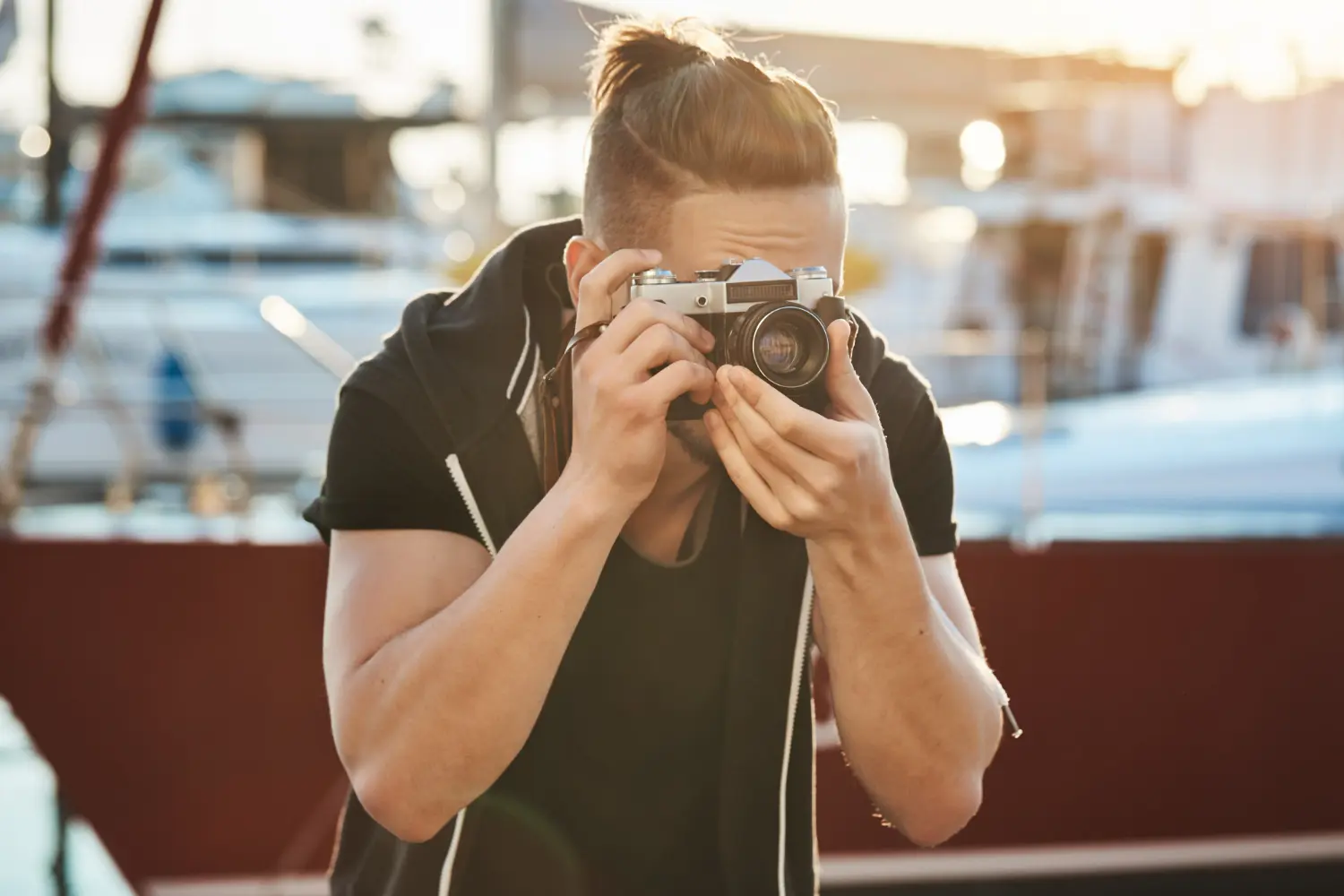 Mario Biondo sacando foto en un puerto