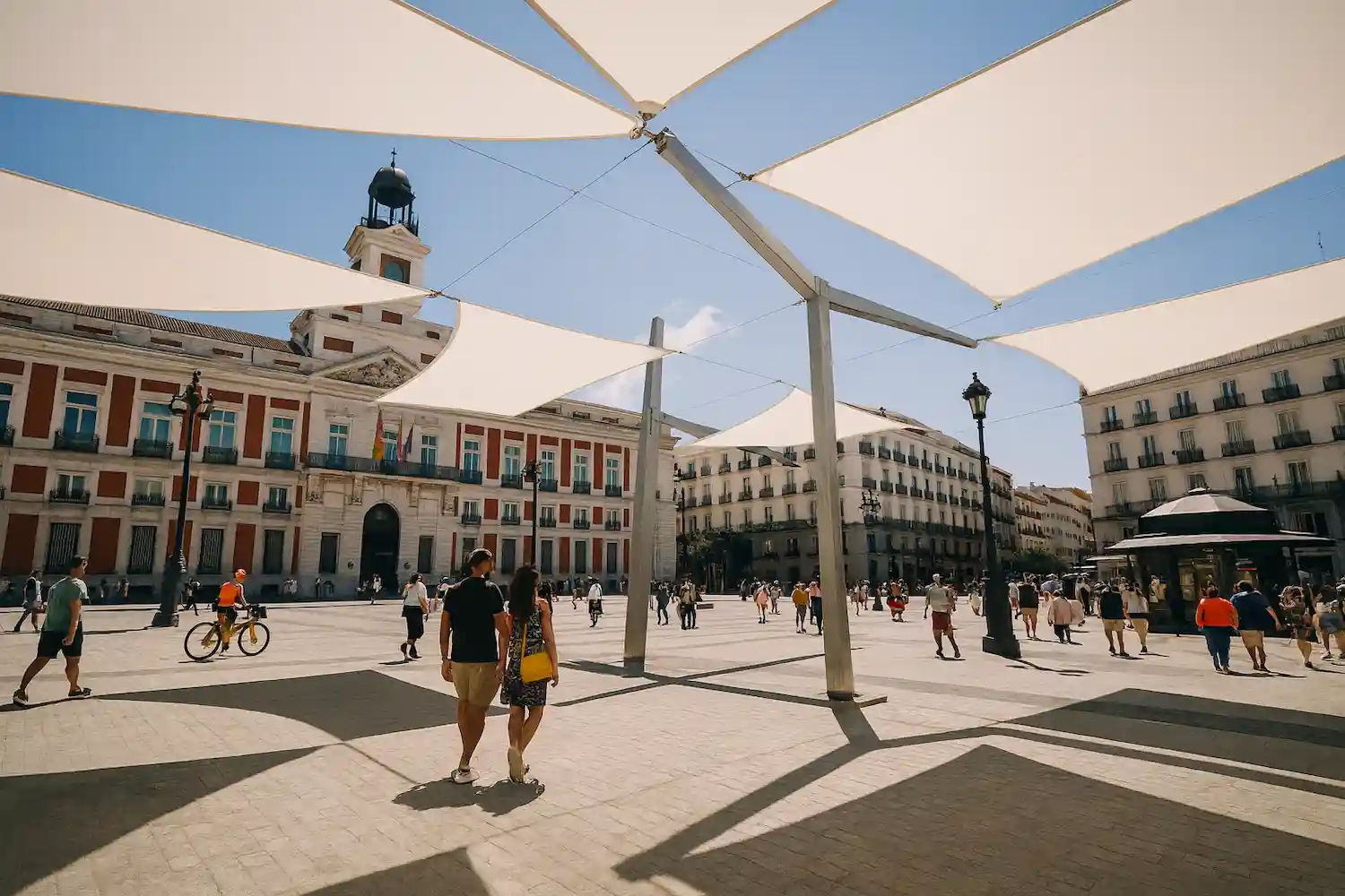 Por qué Madrid retira los toldos de Sol