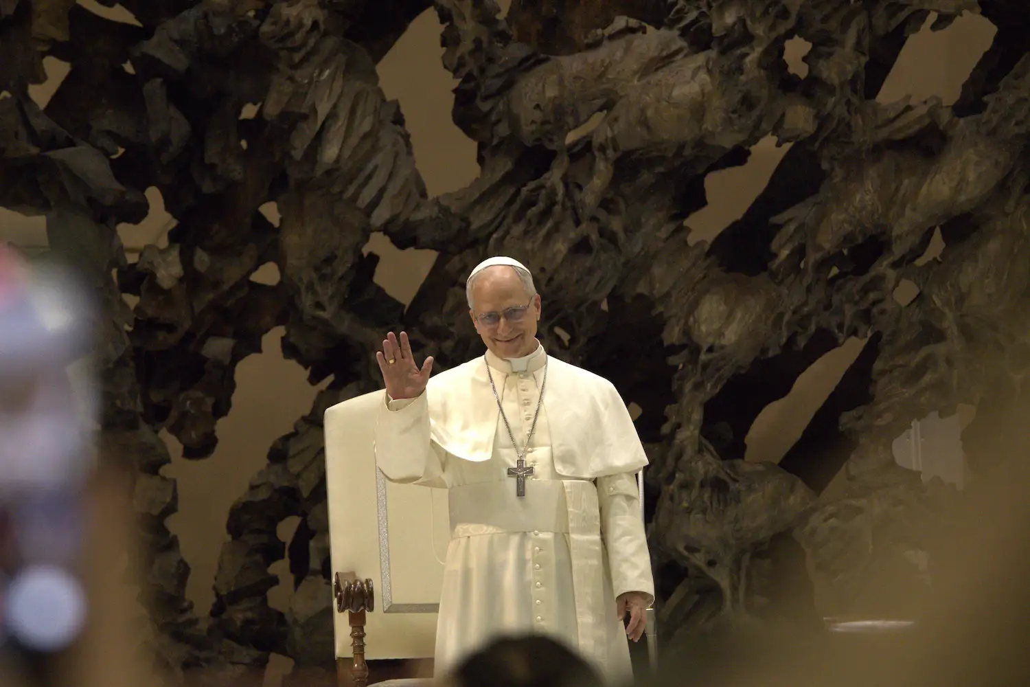 Una foto de papa Francis Prevost saludando