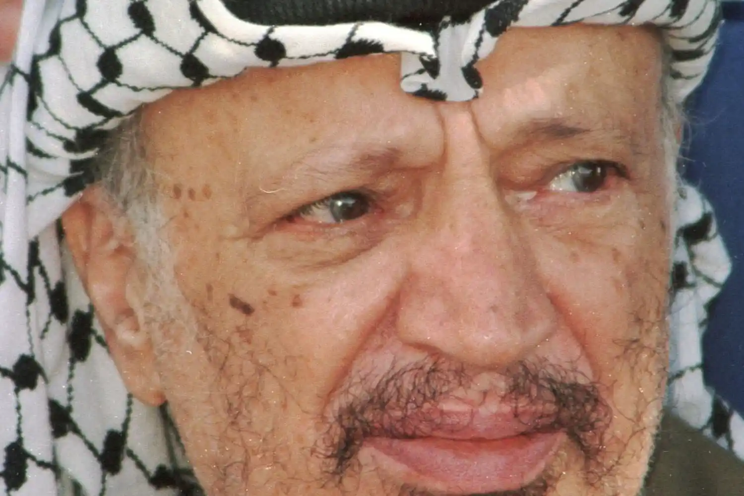 Yasser Arafat con su pañuelo palestino