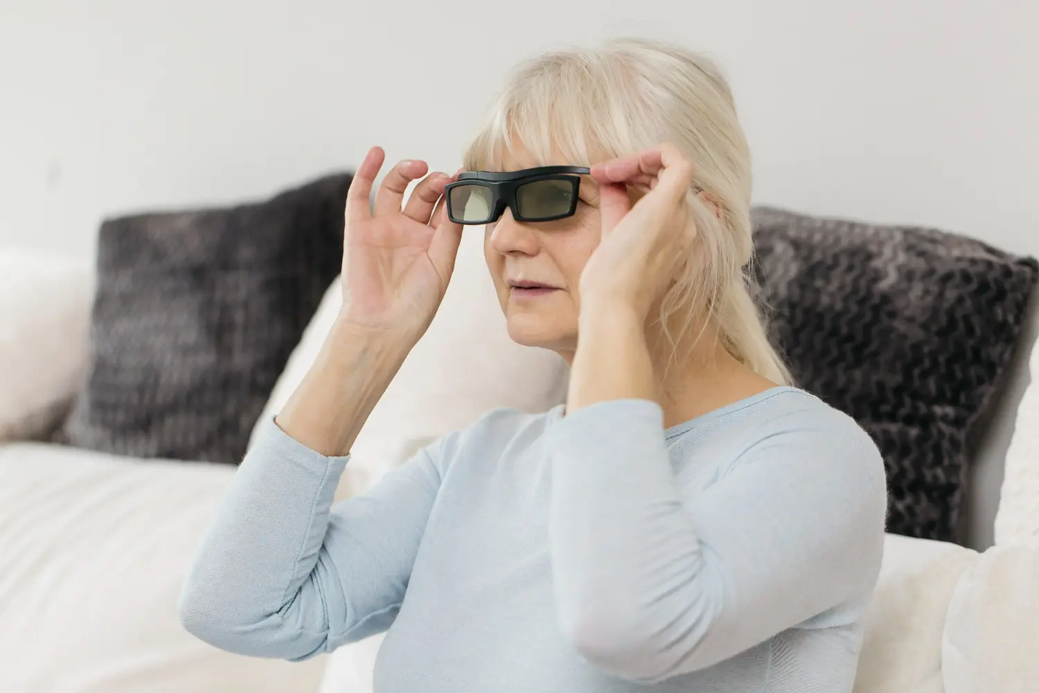 abuela después de una operación de cataratas