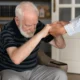 anciano con artritis y artrosis