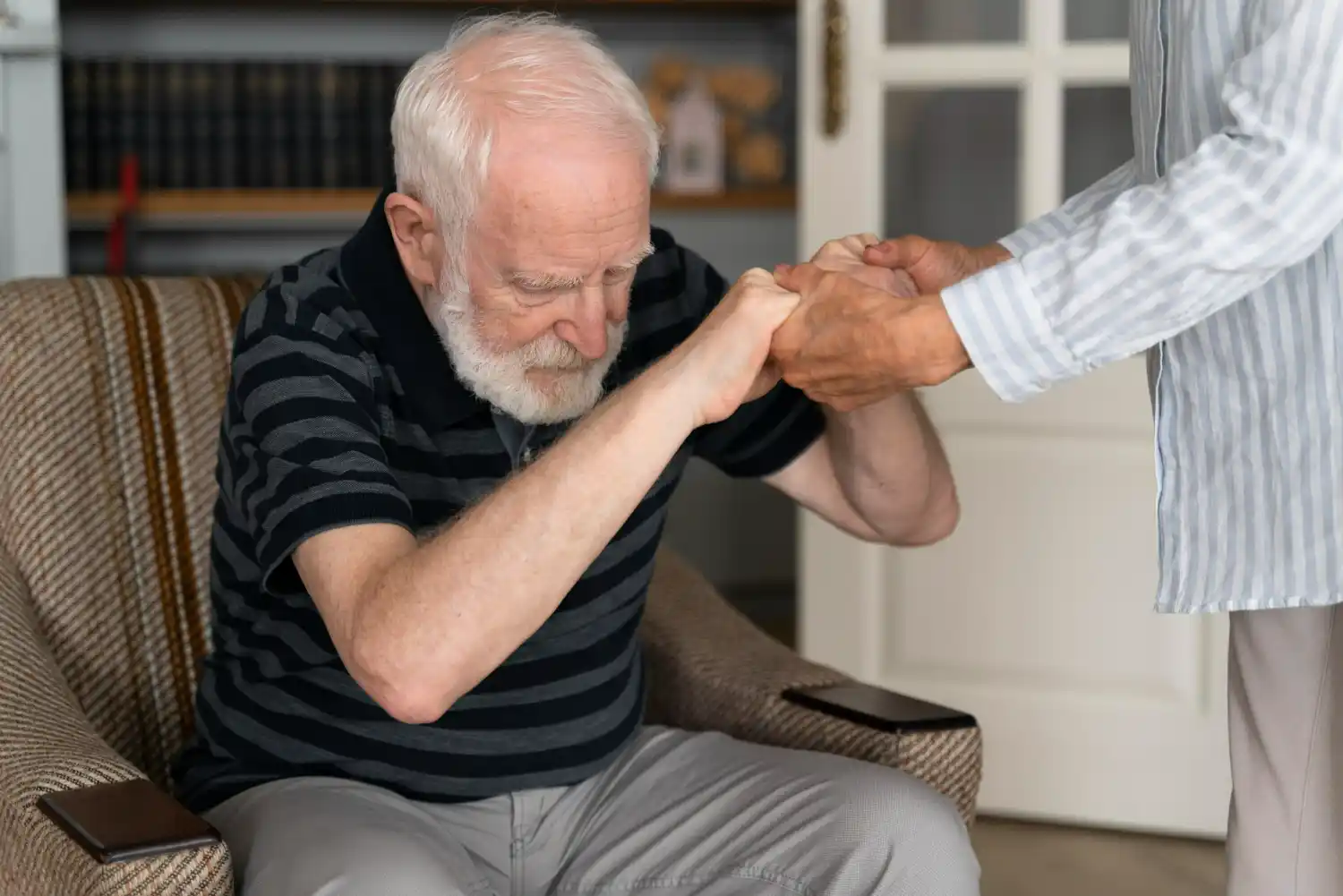 anciano con artritis y artrosis