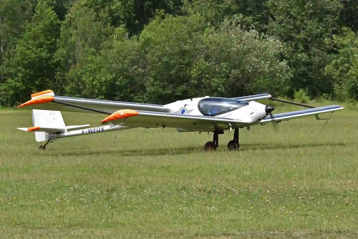 avión que vuela con energía solar