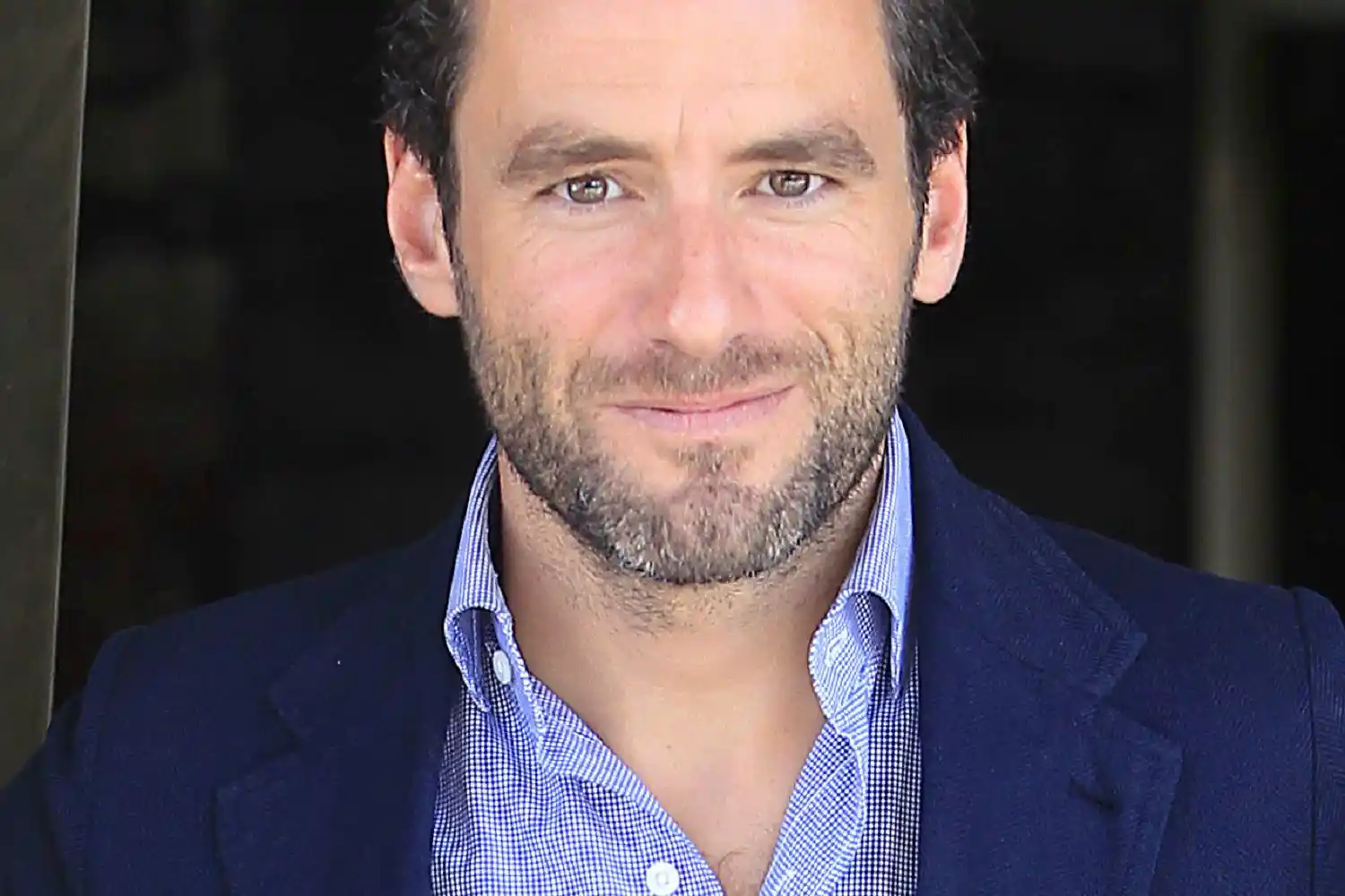 borja semper con camisa y americana azul