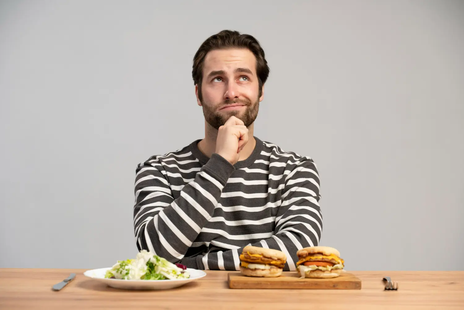 hombre sentado no sabe que comer