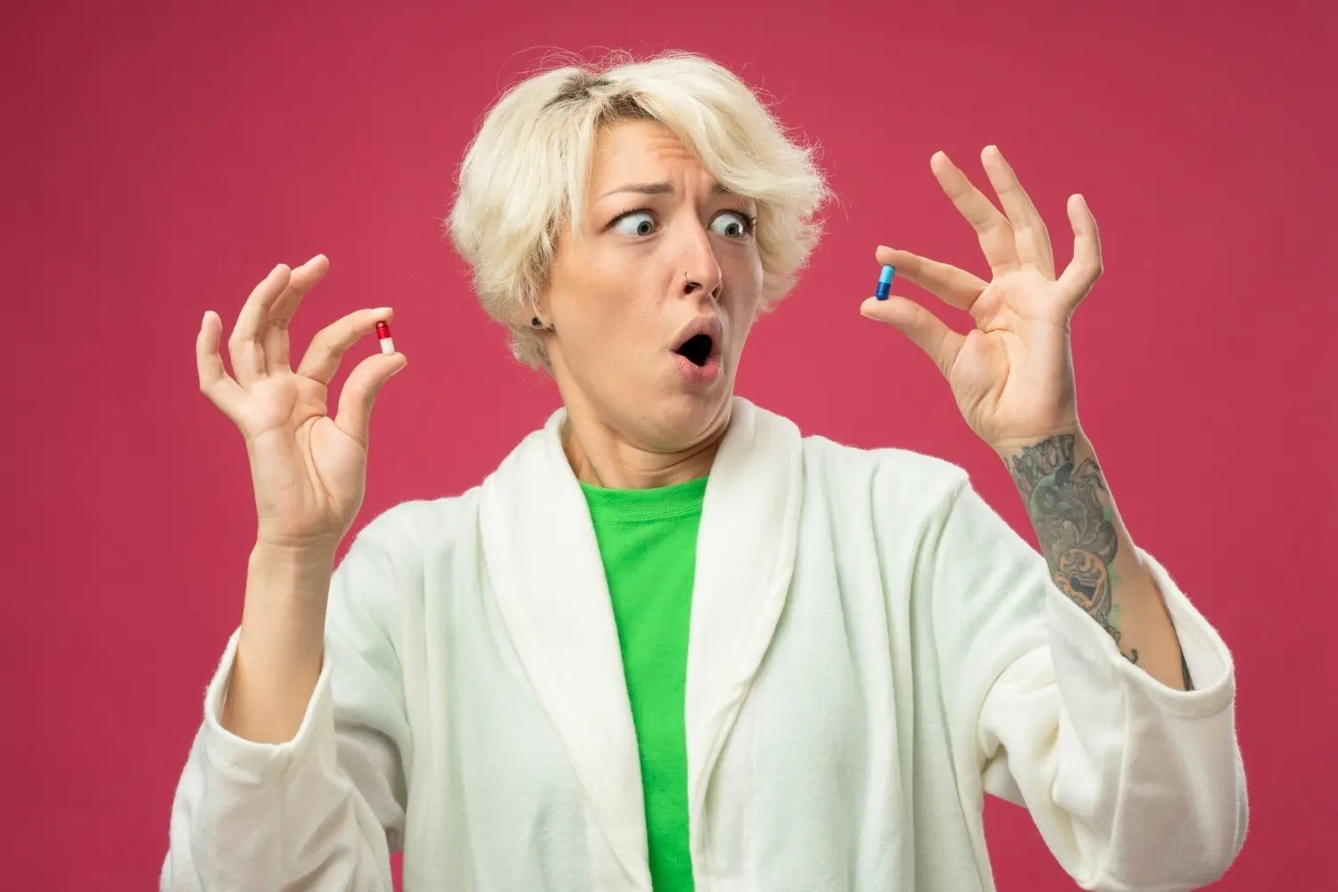 chica con pildoras de malato de magnesio