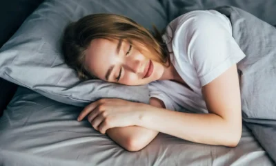 chica duerme en fase REM