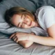 chica duerme en fase REM