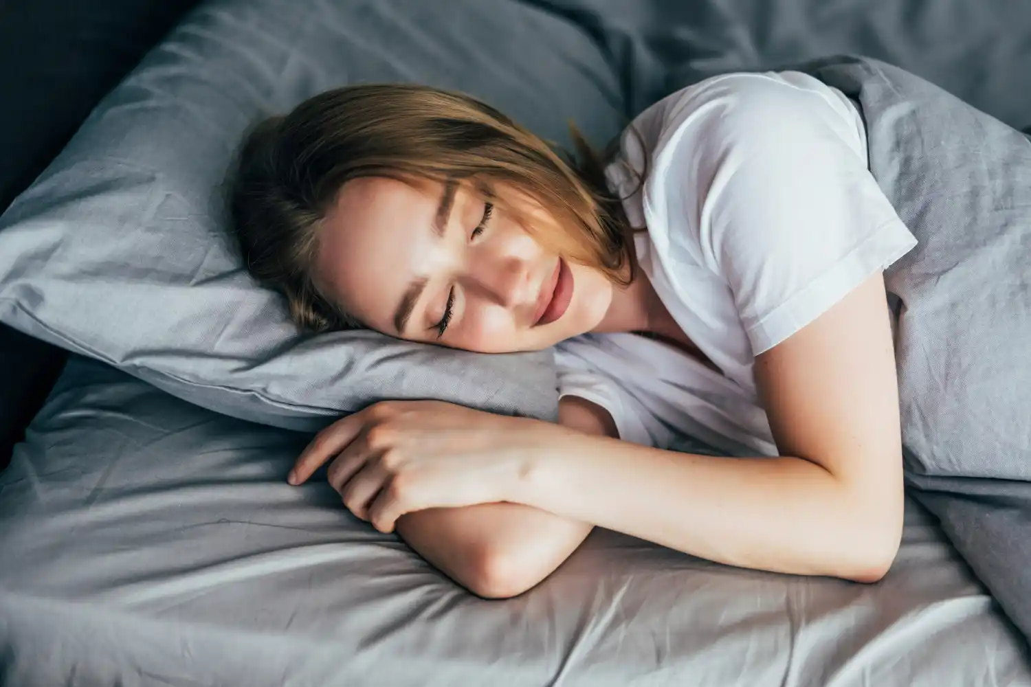 chica duerme en fase REM