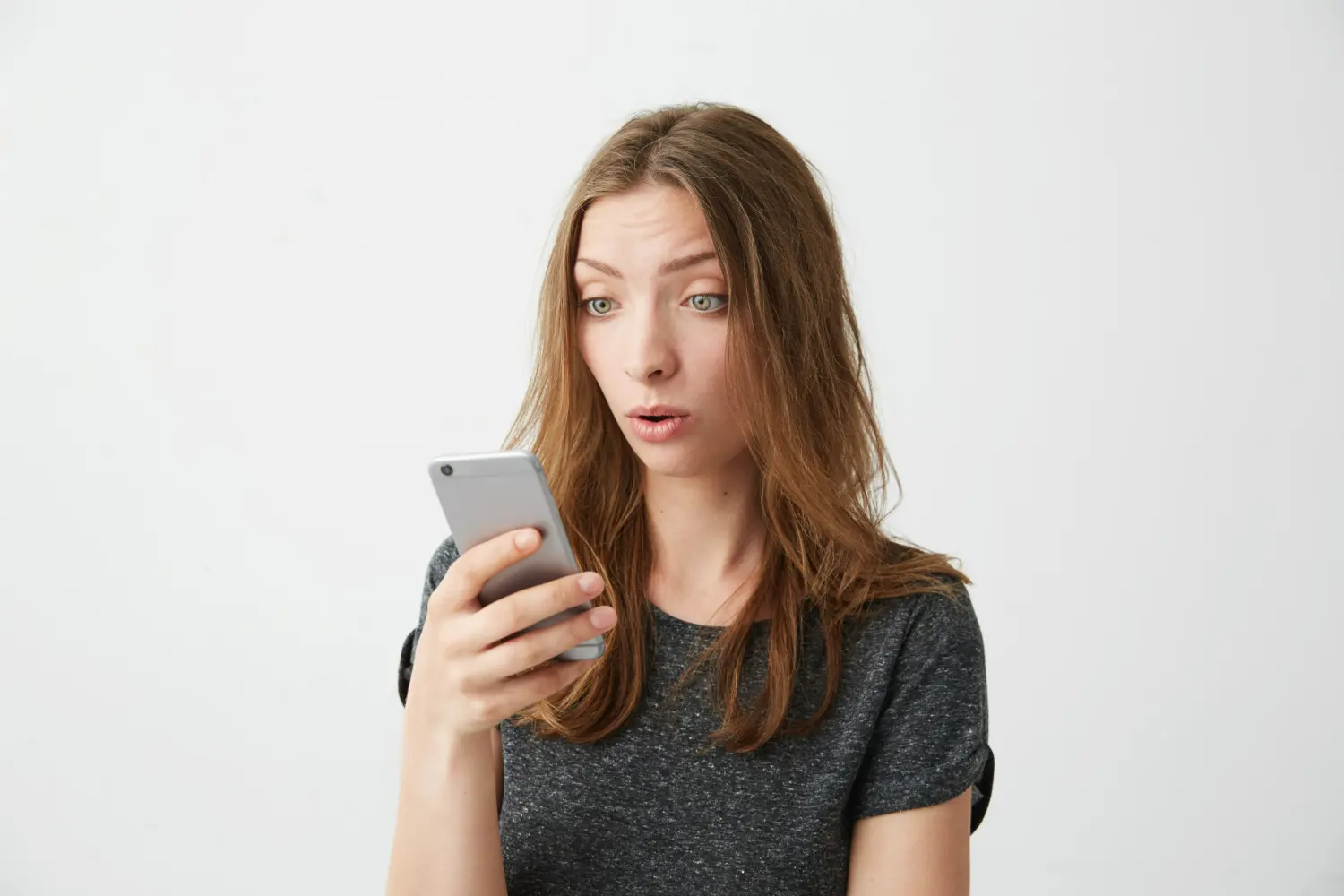 chica preocupada mira su movil