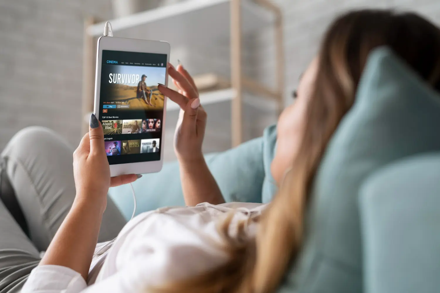 chica viendo Prime Video en el movil