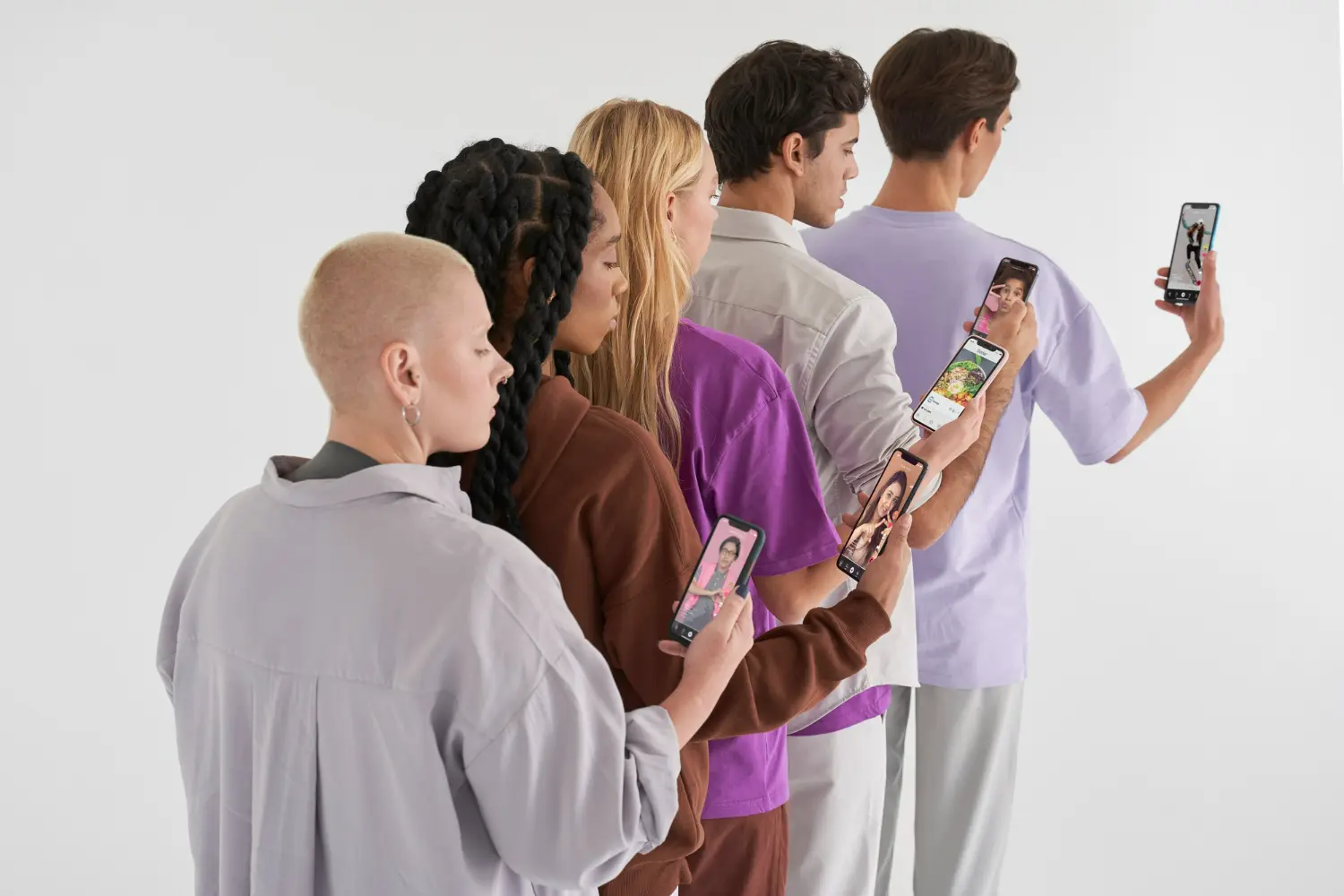 chicos mirando TikTok y Meta