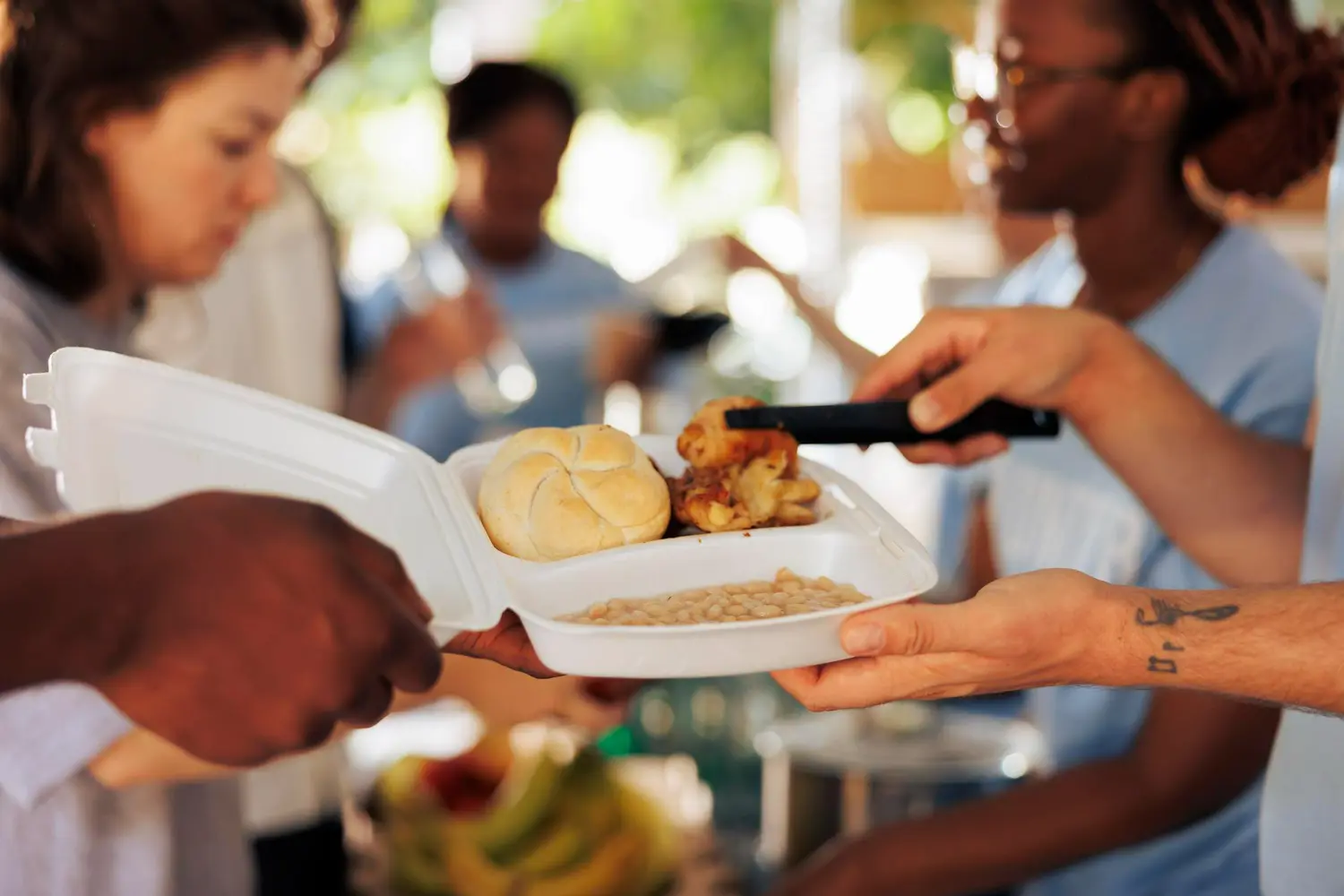 comedor de caritas ayudando a pobres