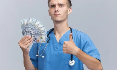 cuanta gana un medico en españa