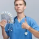 cuanta gana un medico en españa